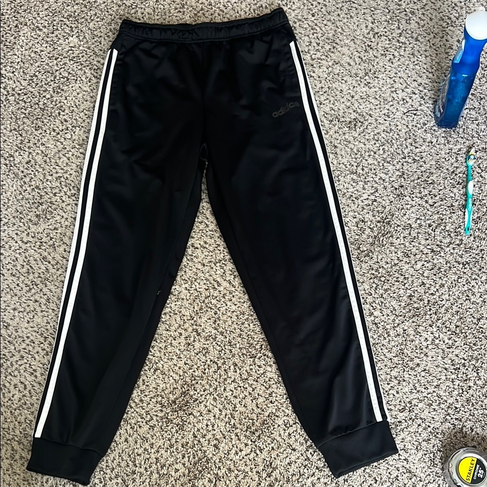 NWT Men's Adidas 3 stripe tricot joggers.
Size Medium